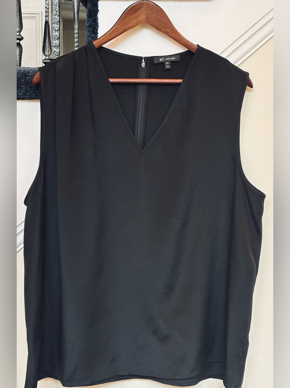 St. John Luxury Black Silk V-Neck Sleeveless Top – Size XL